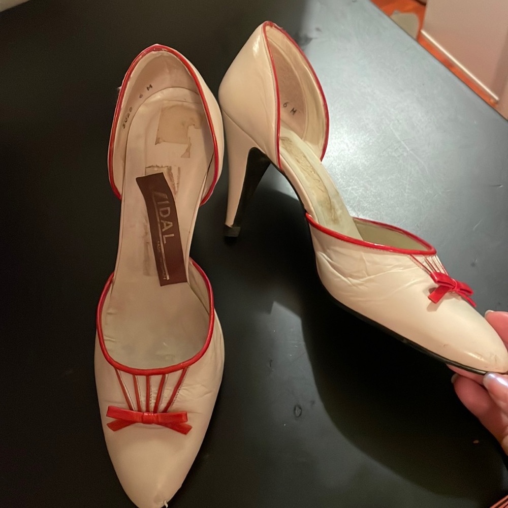 Vintage super cute cream & red shoes!